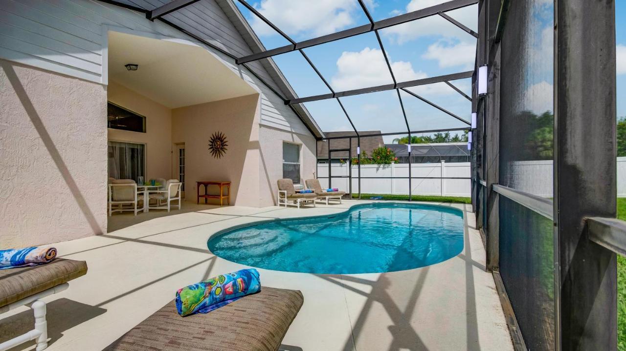 Pool Lighting Feature Private Fence Villa Orlando Bagian luar foto